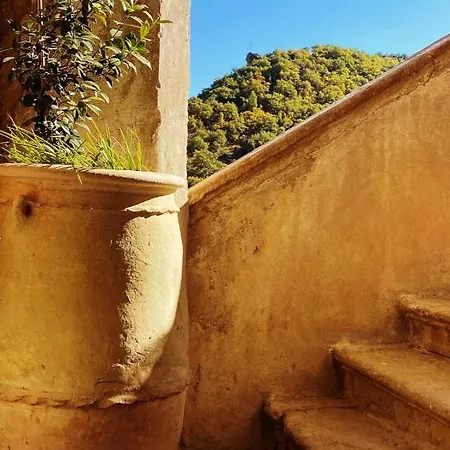 Maison Les Roches Bed and Breakfast