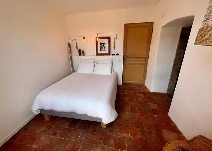 Les Roches Comprégnac