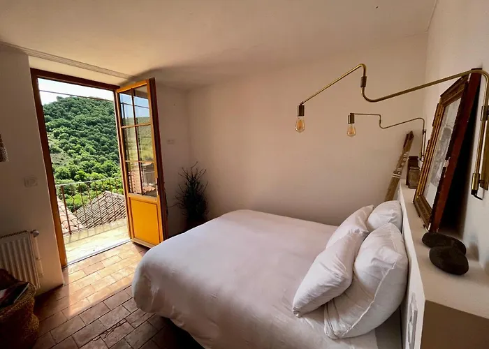 Les Roches Bed & Breakfast 3*